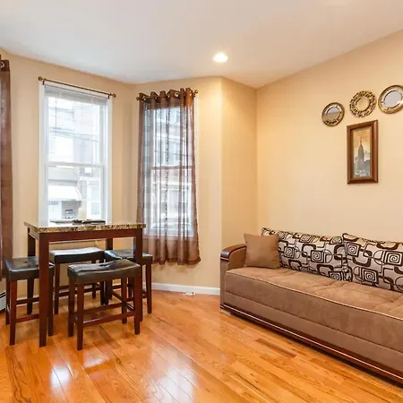 Nice Apartment 10 Min Ny